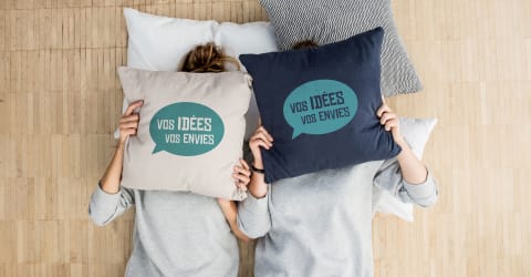 Deux femmes se cachent le visage derrière un coussin personnalisé
