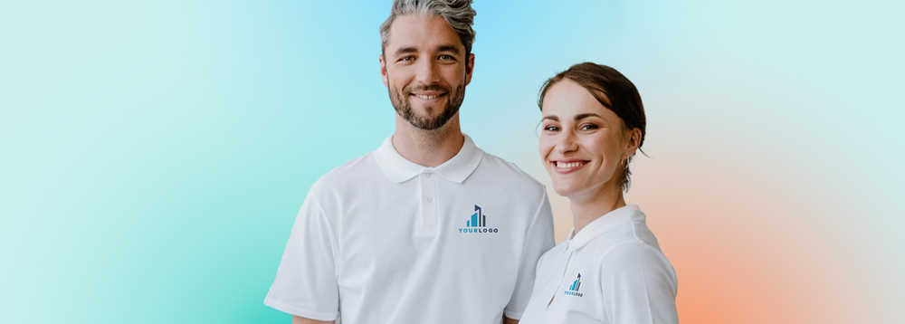 Kollegin und Kollege in Poloshirts mit Logodruck vor Flipchart