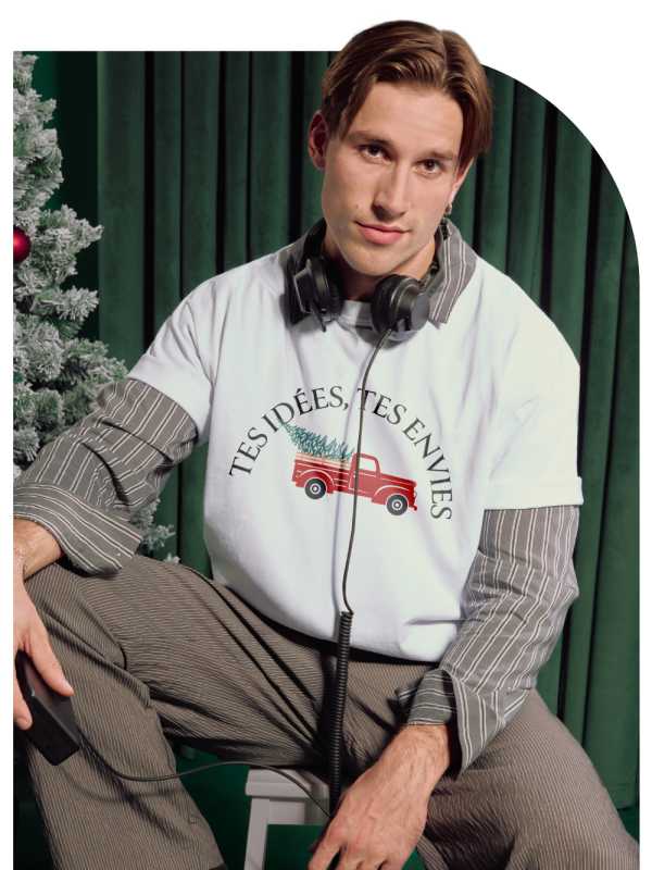 Un homme avec un casque portant un t-shirt blanc avec l' inscription «Vos idées, vos envies».