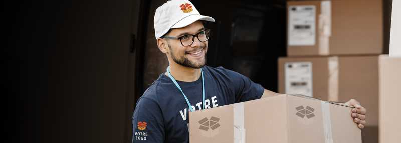 Homme portant un t-shirt et une casquettes personnalisés pour une entreprise