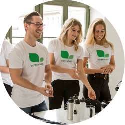 Trois collaborateurs en t-shirt personnalisé avec leur logo