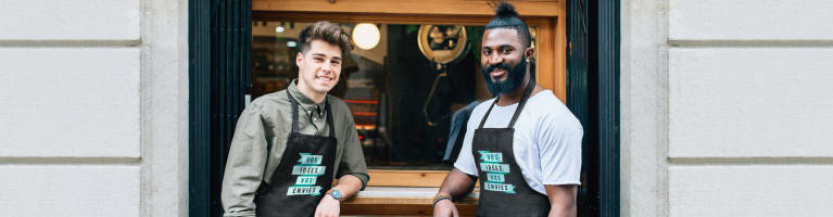 Deux hommes devant un café dans un tablier personnalisé