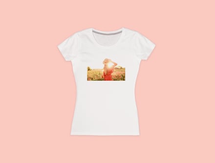 Une femme dans son t-shirt personnalisé