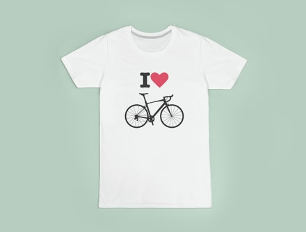 Un homme dans son t-shirt personnalisé
