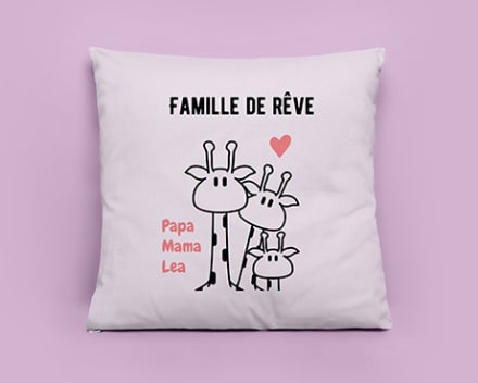 Avec son tablier personnalisé, une grand-mère cuisine avec son petit-fils