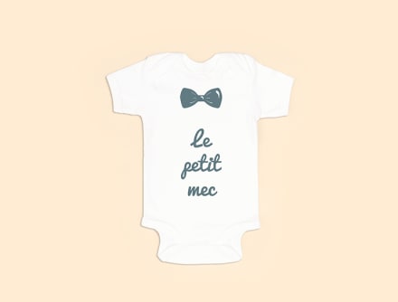 Des enfants s\'amusent dans leurs t-shirt personnalisés
