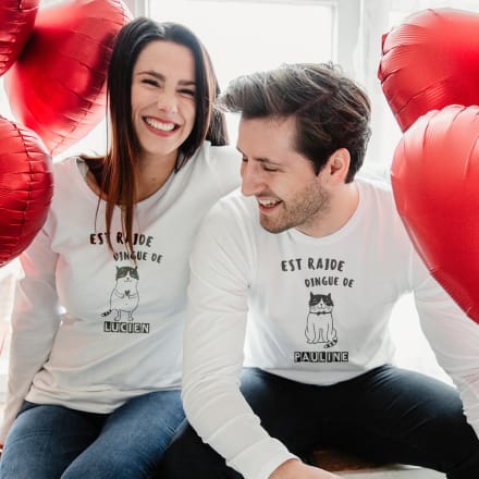 Un couple dans des t-shirts à manches longues avec un design pour la Saint-Valentin.