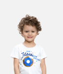 Un enfant avec un t-shirt personnalisé