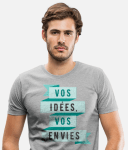 Un homme avec un t-shirt personnalisé