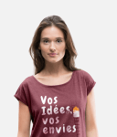Une femme avec un t-shirt personnalisé
