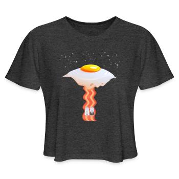Fried egg UFO with bacon beam ray salt and pepper - Women's Cropped T-Shirt - deep heather - Front - Camila (177cm)