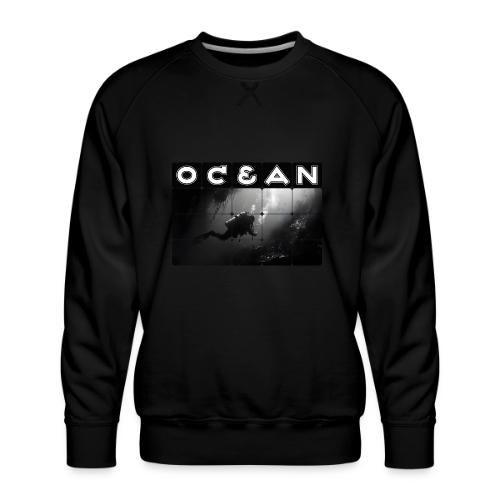 Ocean: Monochrome descent of a scuba diver - Men's Premium Sweatshirt