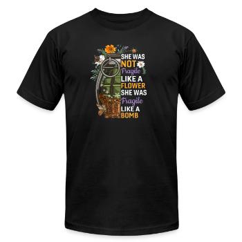 Pas fragile comme une fleur, fragile comme une bombe - T-shirt unisexe Bella + Canvas - noir - Devant - Jose (178cm)