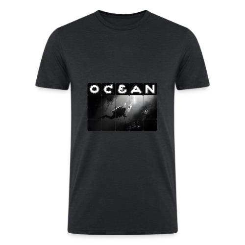 Ocean: Monochrome descent of a scuba diver - Men’s Tri-Blend Organic T-Shirt