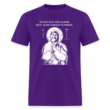 Mother Teresa “Do Not Wait for Leaders. Do it Alon - Men's T-Shirt - purple - Front - Jose (178cm)