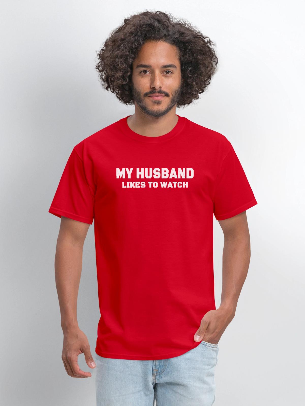 My husband likes to watch - Men's T-Shirt - red - Front - Jose (178cm)