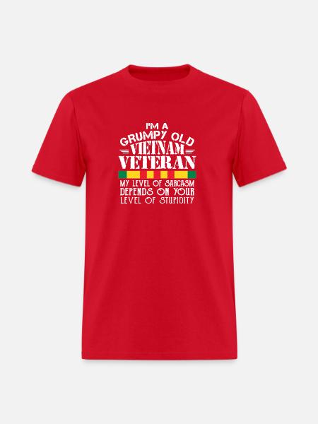 Never Underestimate an OLD MAN Vietnam Veteran - Men's T-Shirt - red