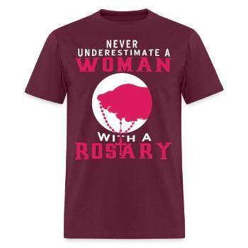 Never Underestimate a woman with a Rosary - Men's T-Shirt - burgundy - Front - Jose (178cm)