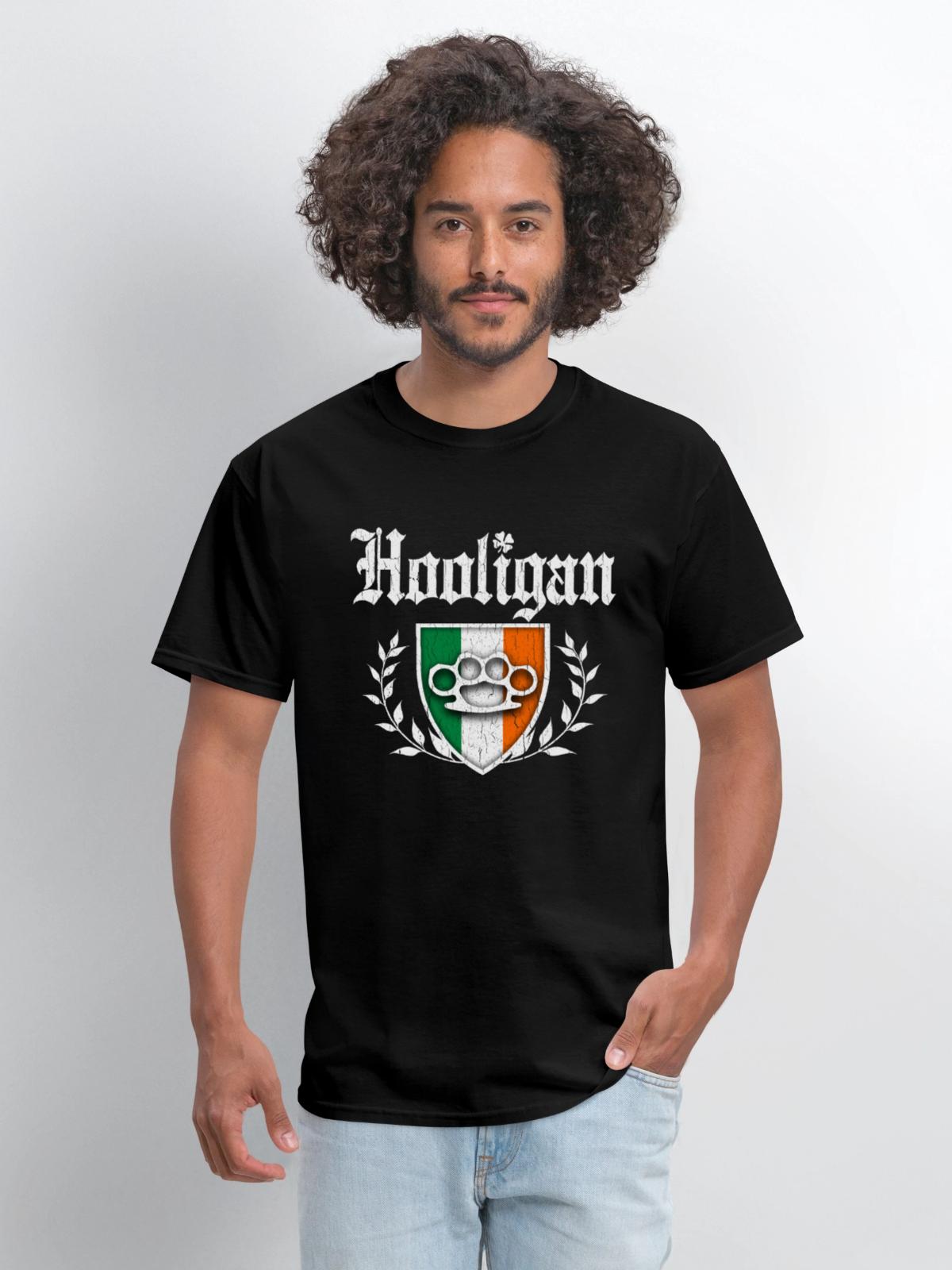 Irish Hooligan Crest vintage distressed look - Men's T-Shirt - black - Front - Jose (178cm)