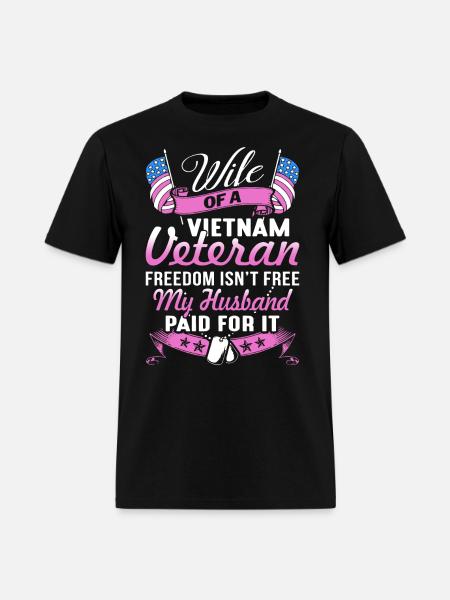 wife of a vietnam veteran freedom isnt free my hus - Men's T-Shirt - black