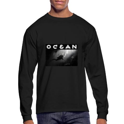 Ocean: Monochrome descent of a scuba diver - Men's Long Sleeve T-Shirt