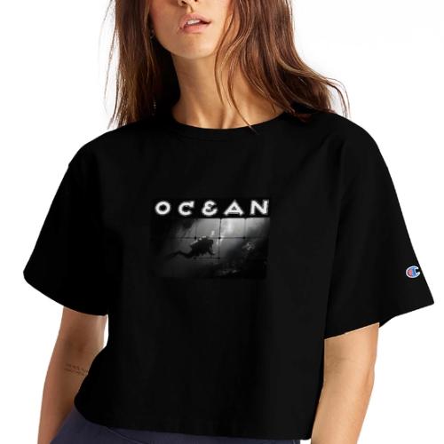 Ocean: Monochrome descent of a scuba diver - Champion Women’s Cropped T-Shirt