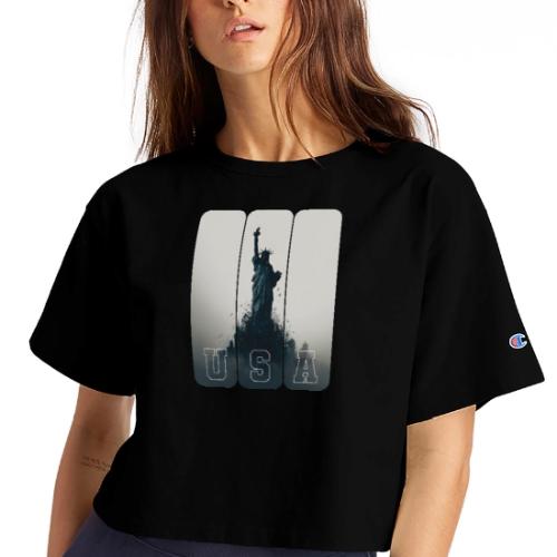 USA: Liberty Rising Over Manhattan - Champion Women’s Cropped T-Shirt