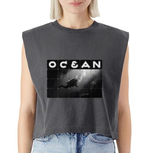 Ocean: Monochrome descent of a scuba diver - Washed Women´s Muscle Tank Top
