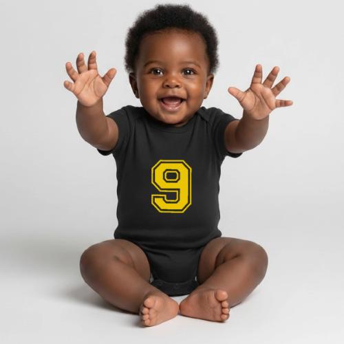 Number 9 in a classic athletic collegiate font - Organic Short Sleeve Baby Bodysuit