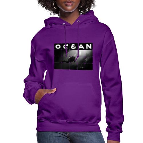 Ocean: Monochrome descent of a scuba diver - Women's Hoodie