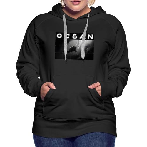 Ocean: Monochrome descent of a scuba diver - Women's Premium Hoodie