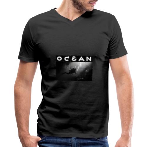 Ocean: Monochrome descent of a scuba diver - Men's Premium Organic V-Neck T-Shirt