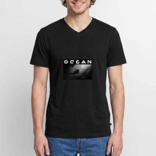 Ocean: Monochrome descent of a scuba diver - Men's Premium Organic V-Neck T-Shirt
