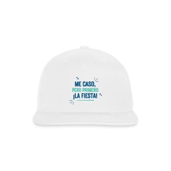 Me Caso Pero Primero La Fiesta Bachelorette Shirt - Snapback Baseball Cap - white - Front