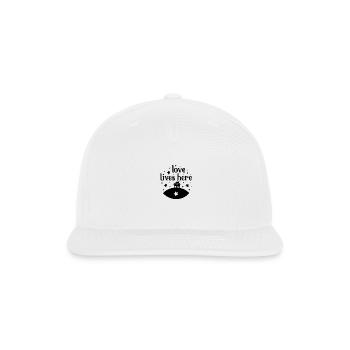 Love lives here - Snapback Baseball Cap - white - Front