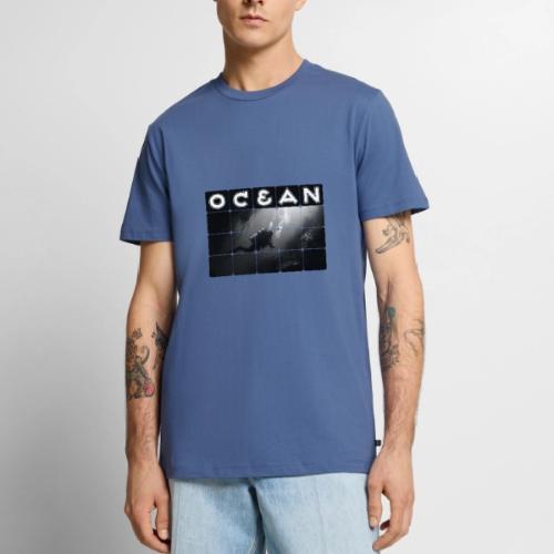 Ocean: Monochrome descent of a scuba diver - Men's Premium T-Shirt